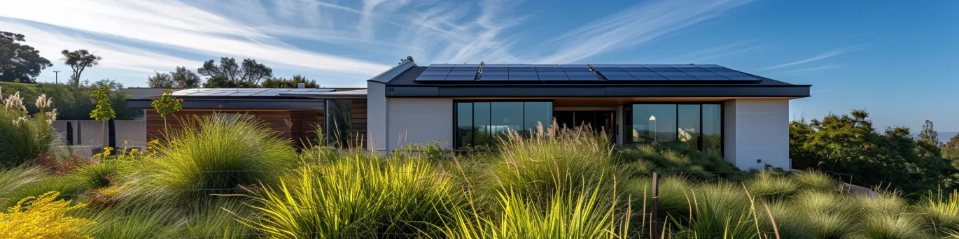 Panneaux solaires amorphes installés sur une maison, avantages et inconvénients expliqués en détail.